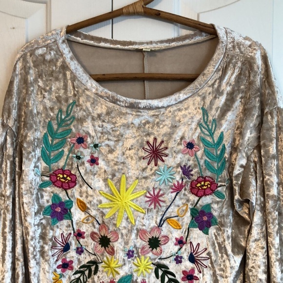 Kori America Embroidered Floral Crushed Velvet Oversized Top Size Small - Picture 2 of 7